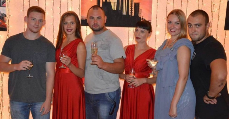 В Авдеевке состоялось торжественное открытие художественной выставки «Без фильтров» (ФОТО)