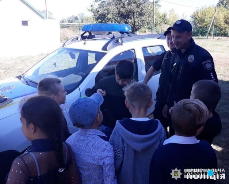День з поліцейським та рятувальником: для школярів Авдіївки провели інтерактивні уроки