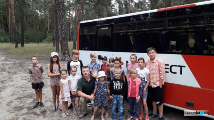 Авдеевские "симики" не оставляют без помощи мирных жителей (ФОТО)