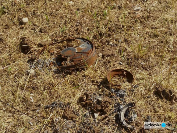 У Авдеевки и Марьинки проводят разминирование и важные ремонты (ФОТО)