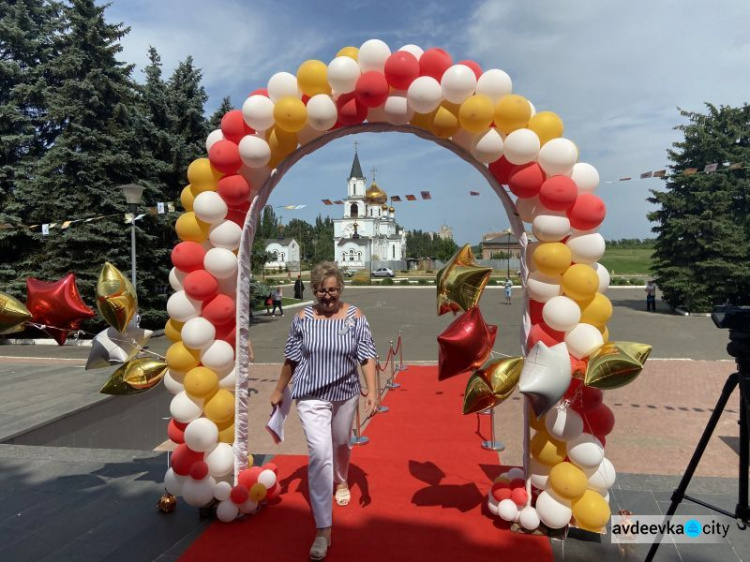Состоялся первый в истории Авдеевки грандиозный, общегородской выпускной бал для старшеклассников