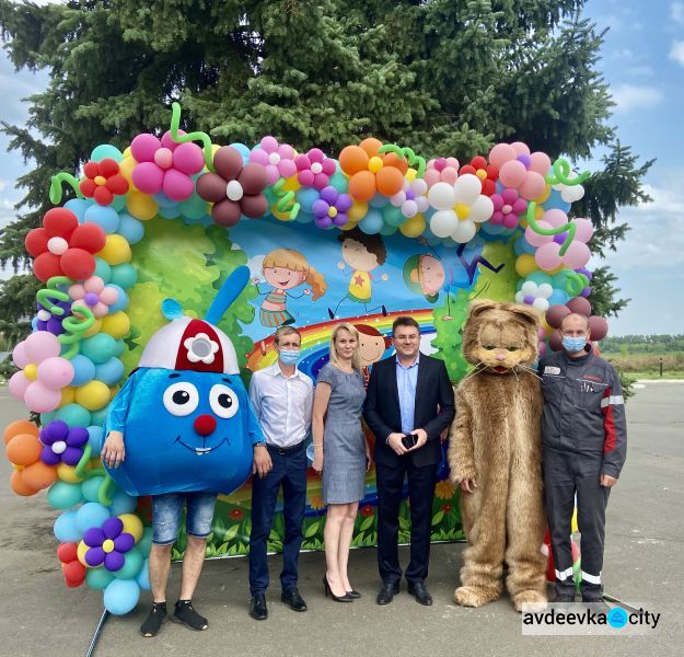 Дети авдеевских коксохимиков получили в подарок школьные наборы от Метинвеста (ВИДЕО)