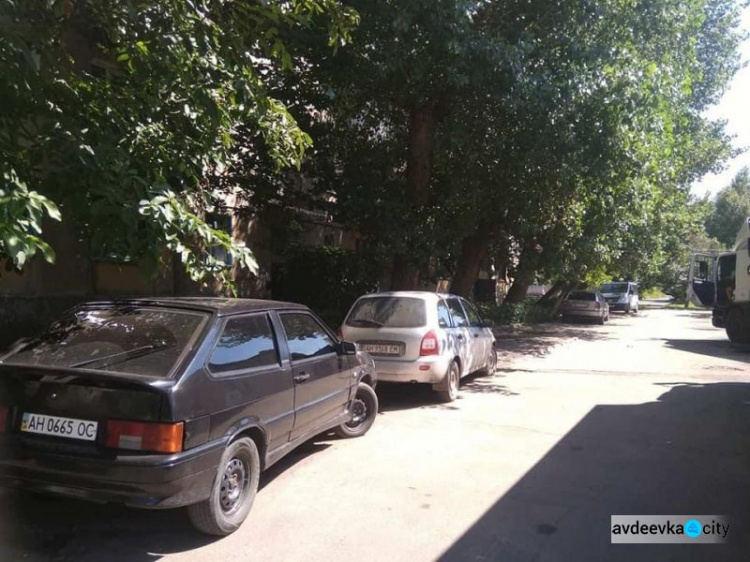 До уваги авдіївських водіїв: комунальники просять прибрати автівки з проспекту Центрального