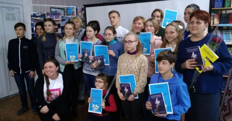 Осмислення Євромайдану : в Авдіївці пройшли літературні читання (ФОТО)