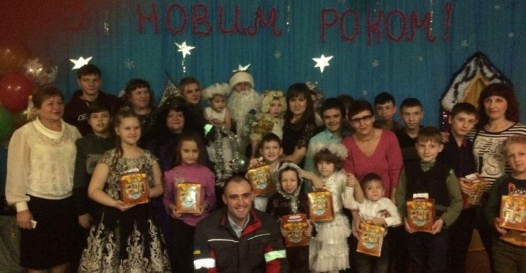 В Авдеевке воспитанникам "Искорки" устроили праздник и одарили подарками (ФОТО)