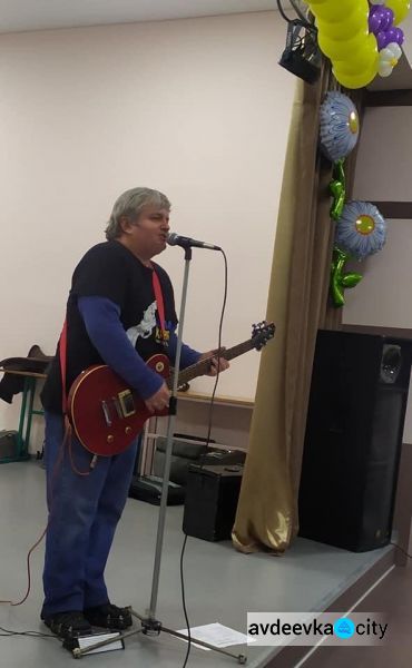 Зі святом весни авдіївських жінок креативно привітав гурт "Папа Карло"