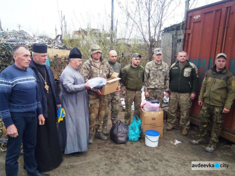 Авдеевские «симики» сопроводили к воинам АТО волонтеров и священнослужителей