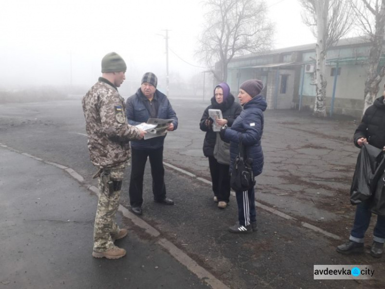 Елки, открытки, хлеб и информация: авдеевские «симики» поддержали военных и гражданских (ФОТО)