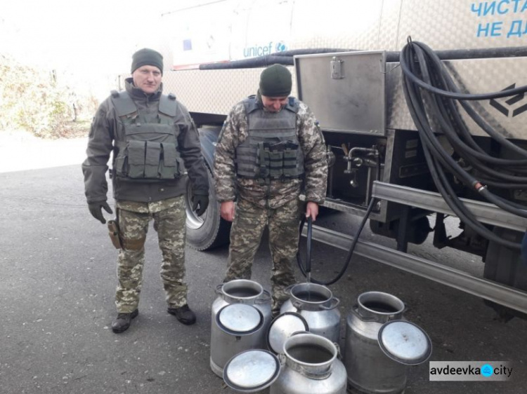 Вода, хлеб и духовная пища: авдеевские «симики» помогают военным и гражданским (ФОТО)