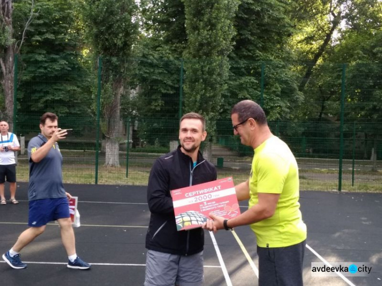 Битва друзей, фонтан шампанского и денежное вознаграждение: в Авдеевке завершился турнир по теннису на Кубок гендиректора АКХЗ (ФОТО)
