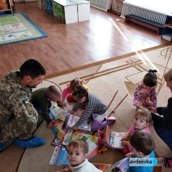 Офицеры Cimic Avdeevka развезли в прифронтовые населенные пункты хлеб, книги и лекарства   (ФОТО)