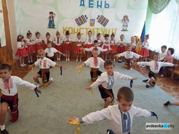 Авдеевские малыши приобщились ко Дню Конституции (ФОТО)