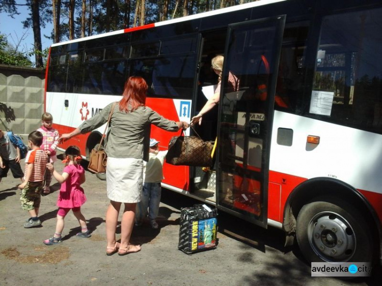 Дети из прифронтовой Авдеевки отправились на отдых (ФОТО)