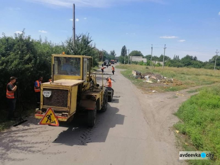 В старой части города коммунальщики выполняют ямочный ремонт автодорог