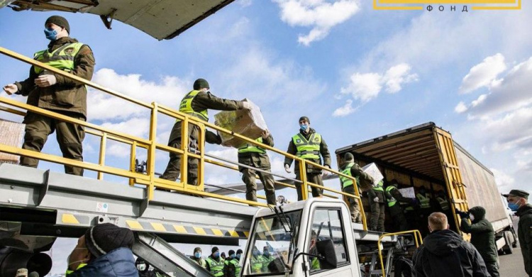 Фонд Рината Ахметова привез в Украину 300 000 экспресс-тестов на коронавирус