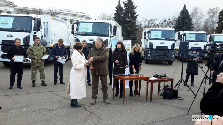 Десять городов и районов Донецкой области получили новые мусороуборочные машины (ФОТО)