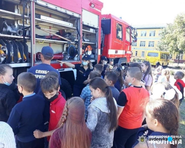 День з поліцейським та рятувальником: для школярів Авдіївки провели інтерактивні уроки