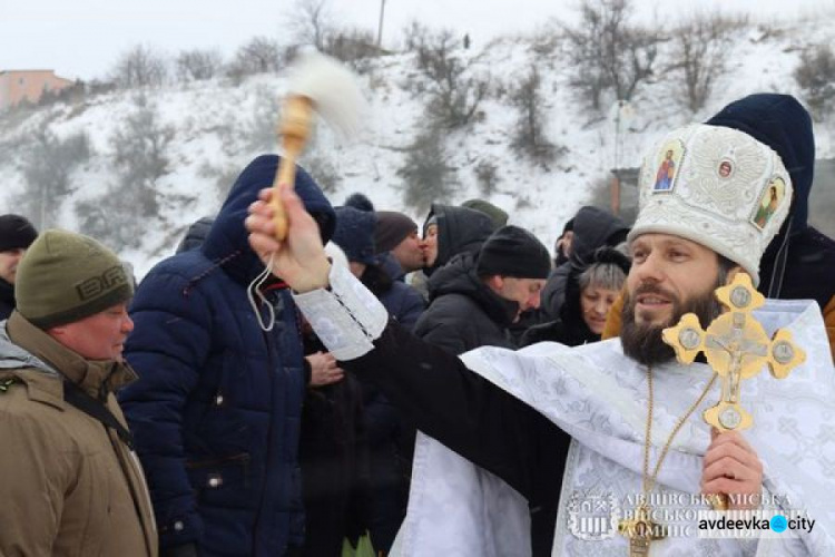 В Авдіївці на Водохреща освячували воду та пірнали в ополонку