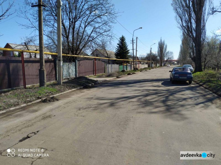 Авдеевские коммунальщики наводят чистоту в городе (ФОТОФАКТ)