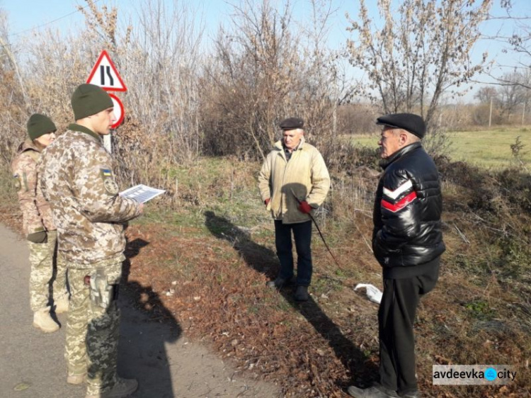 Вода, хлеб и духовная пища: авдеевские «симики» помогают военным и гражданским (ФОТО)