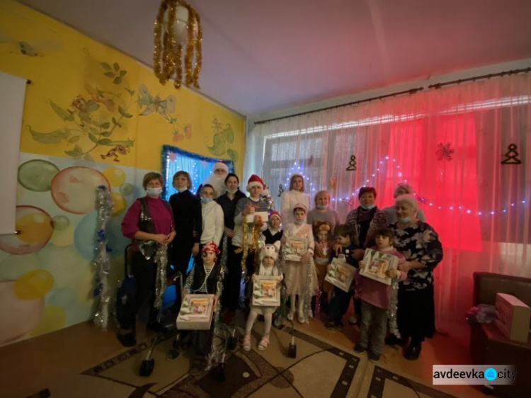 Яркие забавы и приятные сюрпризы: воспитанники "Искорки" получили новогодние подарки от генерального директора АКХЗ