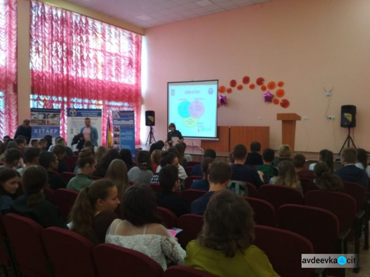 Яркий День карьеры устроили специалисты Авдеевского городского центра занятости (ФОТО)