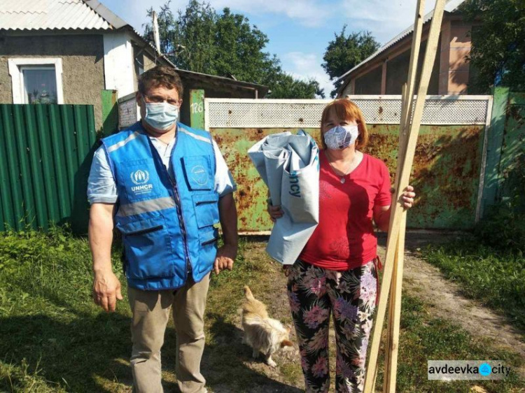 Пострадавшей от обстрела жительнице Авдеевки оказали помощь