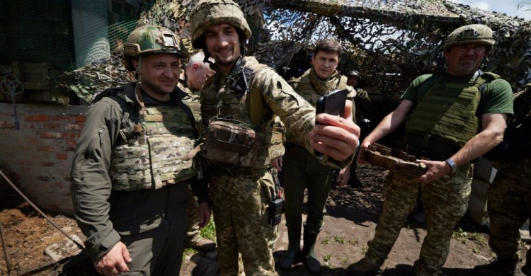 Зеленский призвал чиновников и депутатов чаще приезжать на фронт в зону ООС на Донбассе