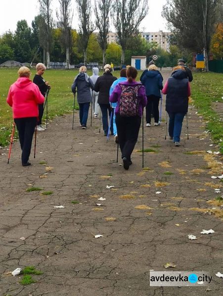 В Авдіївці громадяни поважного віку опановували "скандинавську ходу"