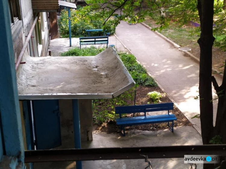 В Авдіївці комунальники ремонтують будинки (ФОТОФАКТ)