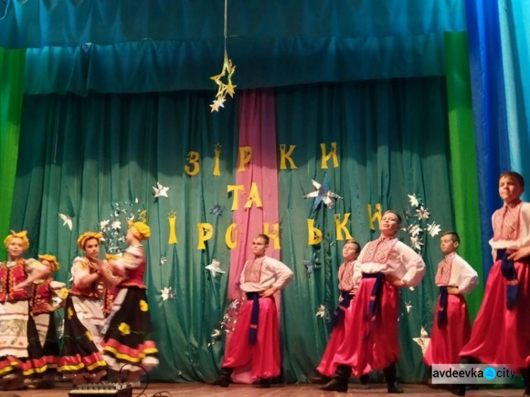 Яскраве талант-шоу влаштували учні авдіївської школи (ФОТО)