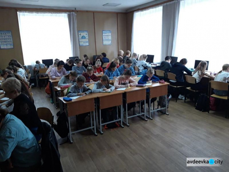 Вікторини, радіодиктант, фестиваль, музей: діти Авдіївки яскраво відзначили День української писемності та мови (ФОТО)