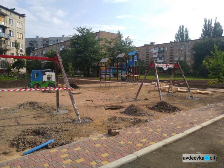 На новой детской площадке от Метинвеста приступили к установке игрового оборудования (ФОТОФАКТ)