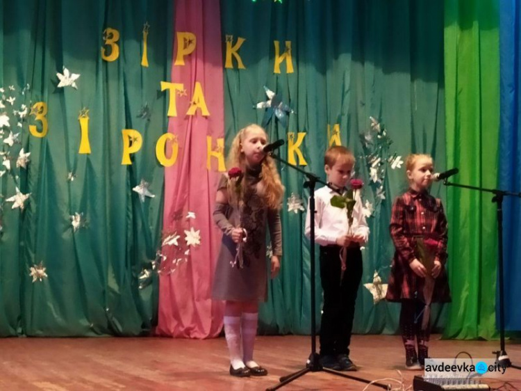 Яскраве талант-шоу влаштували учні авдіївської школи (ФОТО)