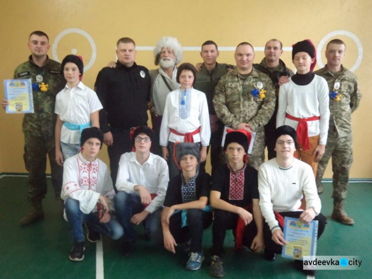 Школярі та поліцейські змагалися у пострілах з луку, їжі каші та акторській грі (ФОТО)