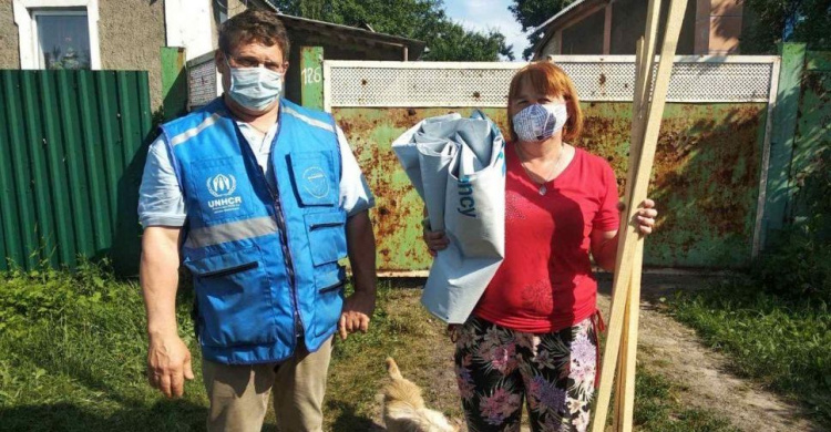 Пострадавшей от обстрела жительнице Авдеевки оказали помощь