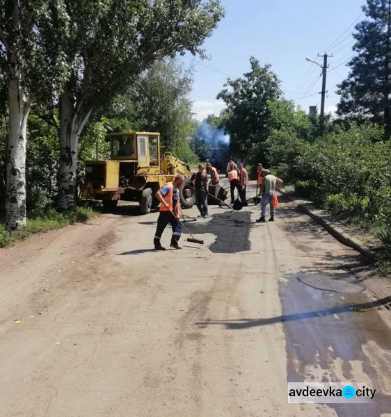 В старой части города коммунальщики выполняют ямочный ремонт автодорог