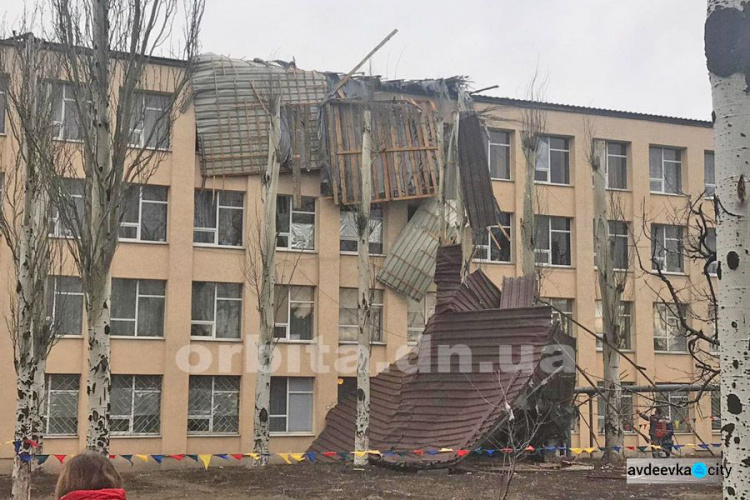 Шквальный ветер валил деревья в Донецкой области (ФОТО)