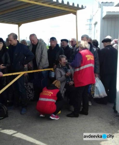 В очереди на КПВВ "Марьинка" люди теряют сознание
