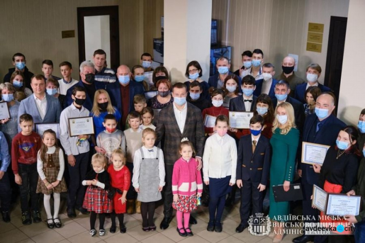 Дівчині з Авдіївки, позбавленої батьківського піклування, вручили ключі від нової квартири