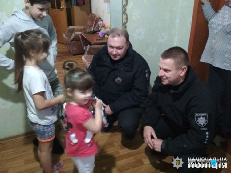 Авдеевские полицейские поздравили детей из многодетных семей с Днем Николая Чудотворца (ФОТОФАКТ)