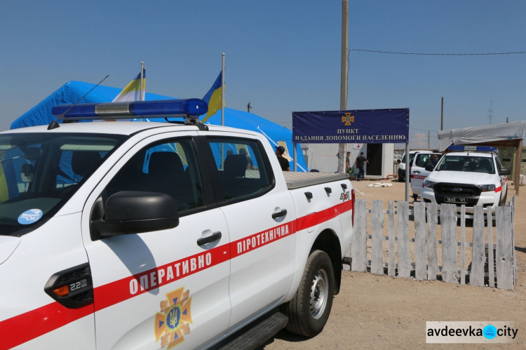 Пиротехники проверяют безопасность КПВВ в Донецкой области: на "Гнутово" нашли гранату (ФОТО)