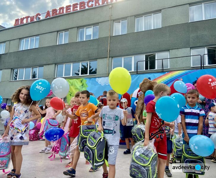 Дети авдеевских коксохимиков получили в подарок школьные наборы от Метинвеста (ВИДЕО)