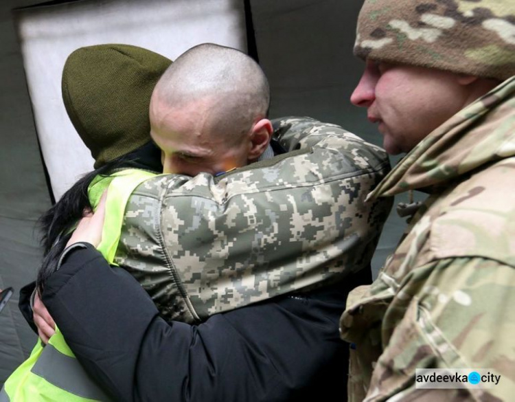 Обмен пленными между Киевом и Донецком-Луганском завершен: подробности, фото и видео