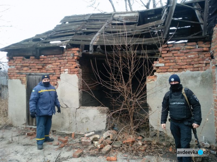 В Авдеевке спасатели и полицейские обследовали заброшенные дома