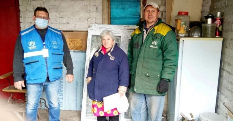 Маломобильной жительнице Песок помогли заменить окна, разбитые во время обстрелов