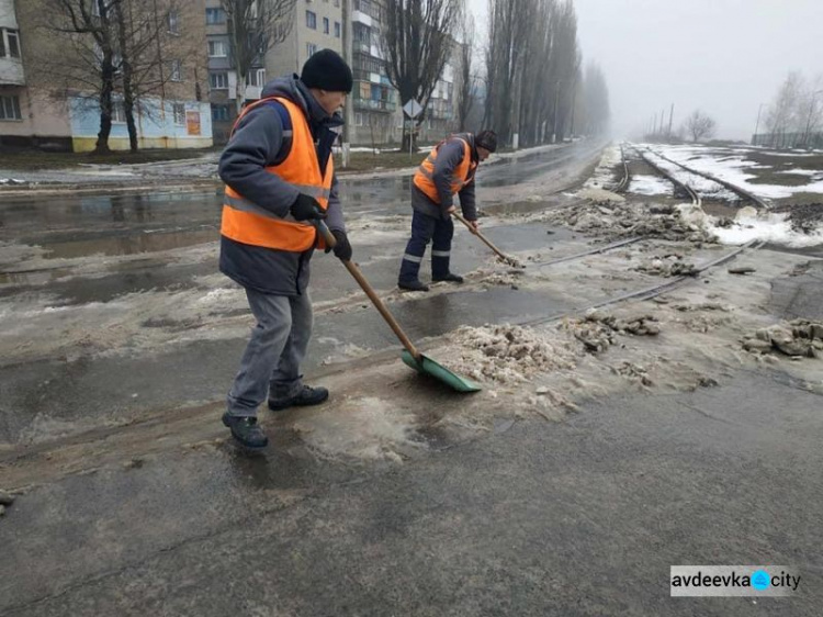 Как авдеевские коммунальщики с гололёдом боролись (ФОТОФАКТ)