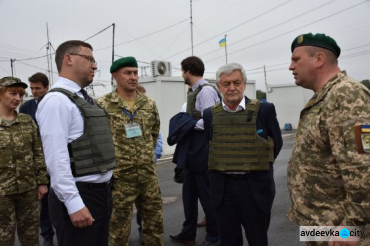 Делегация МИД Польши побывала на КПВВ в Донецкой области и намерена оказать помощь (ФОТО)
