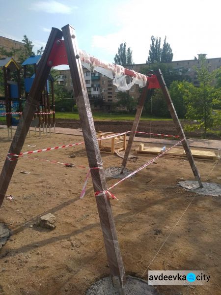 На новой детской площадке от Метинвеста приступили к установке игрового оборудования (ФОТОФАКТ)