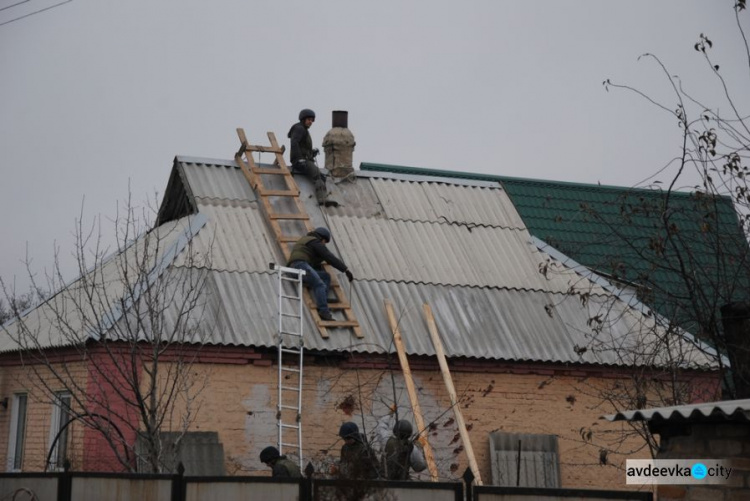 Спасатели дом за домом восстанавливают пострадавшую от обстрелов Авдеевку (ФОТО)